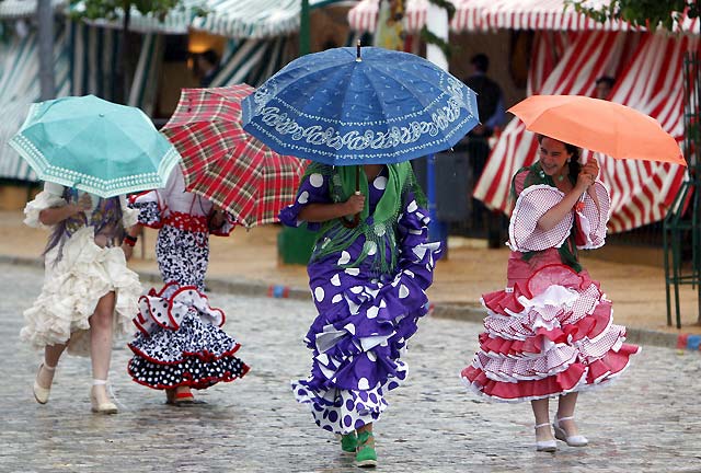 Miles de personas disfrutan de la Feria de Abril a pesar del viento y ...