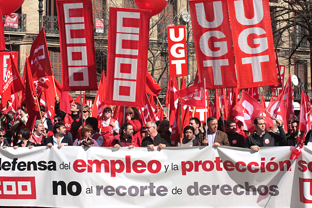 Delegados de UGT y CCOO se concentran ante el Parlamento de Navarra ...